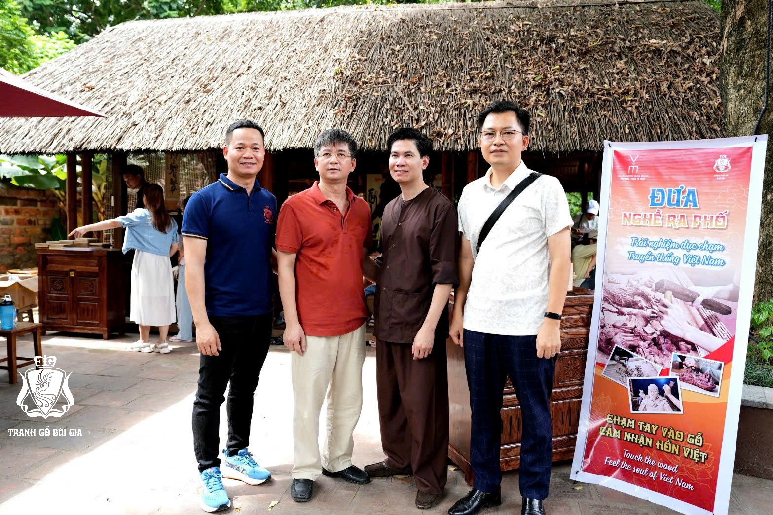 Những hình ảnh đẹp của những vị khách đang trải nghiệm dự án " Đưa Nghề Ra Phố " tại Văn Miếu - Quốc Tử Giám